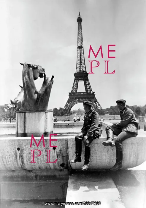 : German soldiers in front of the Eiffel Tower in Paris, 1940 : German soldiers in front of the Eiffel Tower in Paris, 1940