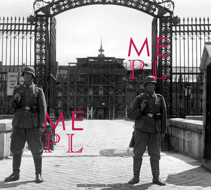 : Two German soldiers in front of the Les Invalides in Paris : Two German soldiers in front of the Les Invalides in Paris