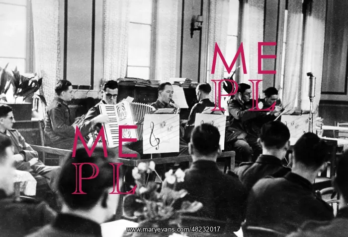 : German soldiers make music, 1941 : German soldiers make music, 1941