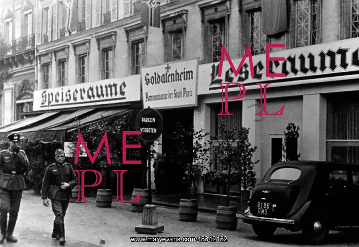 : German soldiers in the occupied Paris, 1940 : German soldiers in the occupied Paris, 1940