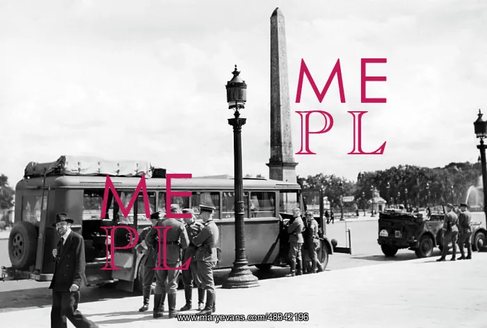 : German soldiers in the occupied Paris, 1940 : German soldiers in the occupied Paris, 1940