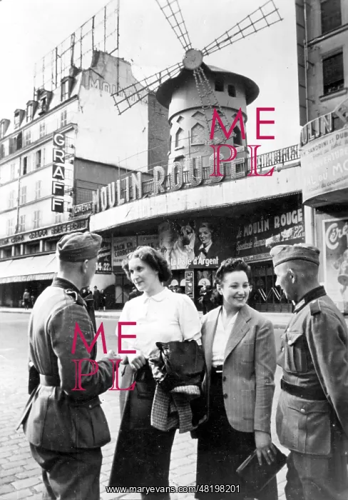 : German soldiers in occupied Paris : German soldiers in occupied Paris