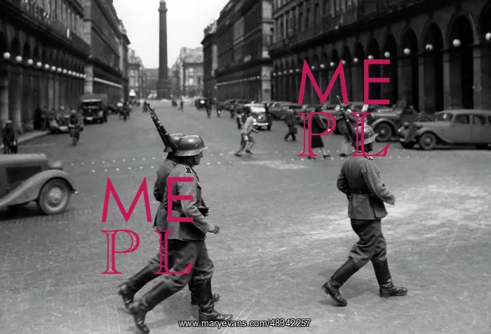 : German soldiers in Paris, 1940 : German soldiers in Paris, 1940