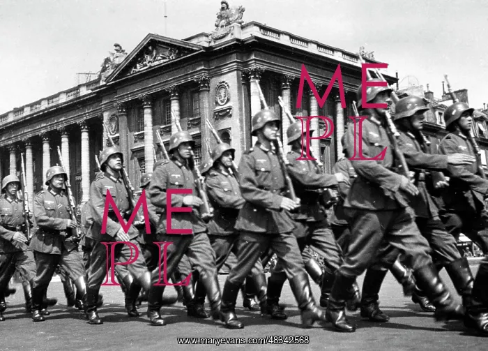 : German soldiers in Paris, 1940 : German soldiers in Paris, 1940