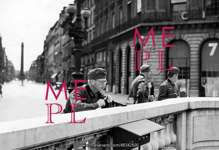 : German soldiers in Paris, 1940 : German soldiers in Paris, 1940