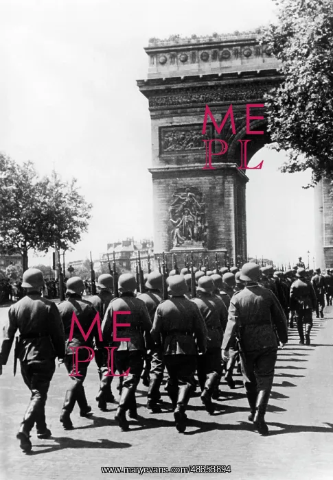 : German soldiers in Paris, 1940 : German soldiers in Paris, 1940