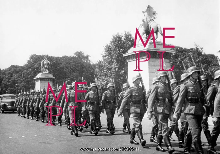 : German soldiers in Paris, 1940 : German soldiers in Paris, 1940