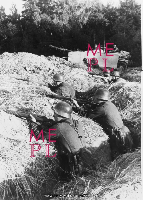 : German soldiers in position on the Eastern Front, 1944 : German soldiers in position on the Eastern Front, 1944