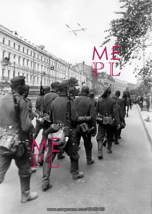  : German soldiers pull into Kiev after the encirclement battle