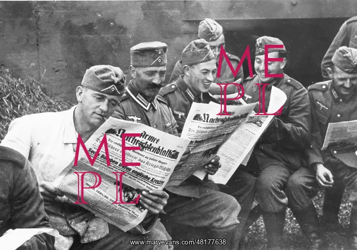 : German soldiers reading newspapers, 1939 : German soldiers reading newspapers, 1939