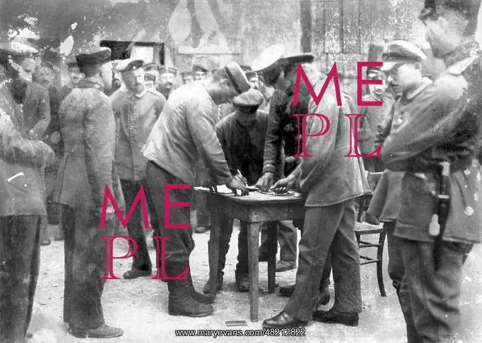  : German soldiers receiving their payment, 1917