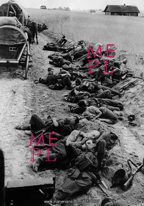 : German soldiers sleep during a break on the Eastern Front, 1 : German soldiers sleep during a break on the Eastern Front, 1