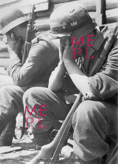 : German soldiers sleep sitting down on the Eastern Front, 194 : German soldiers sleep sitting down on the Eastern Front, 194