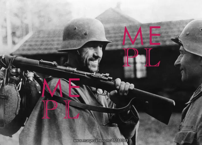 : German soldiers talking, 1944 : German soldiers talking, 1944