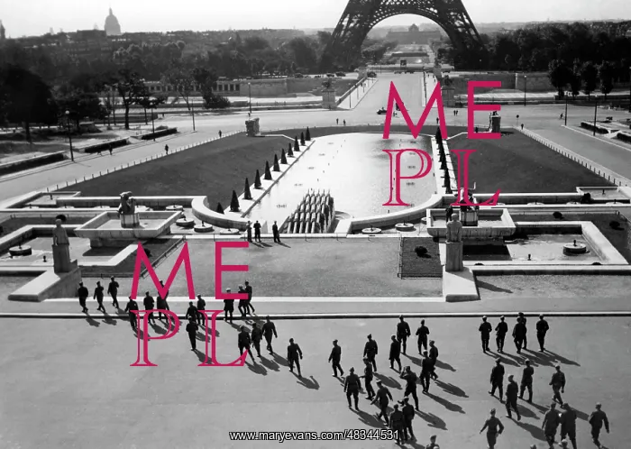 : German soldiers visit Paris, 1940 : German soldiers visit Paris, 1940
