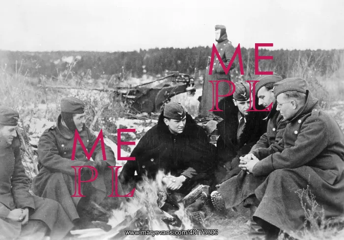 : German soldiers warm themselves at a fire on the Eastern Fro : German soldiers warm themselves at a fire on the Eastern Fro