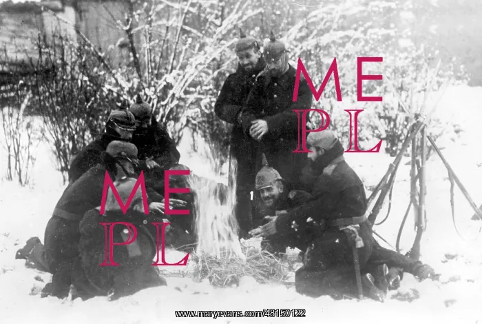 : German soldiers warm themselves, 1915 : German soldiers warm themselves, 1915