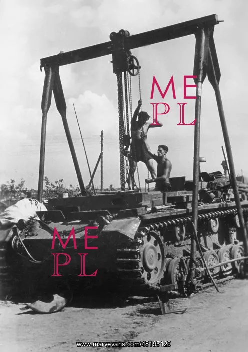 : German tank repair station on the Eastern front, 1941 : German tank repair station on the Eastern front, 1941