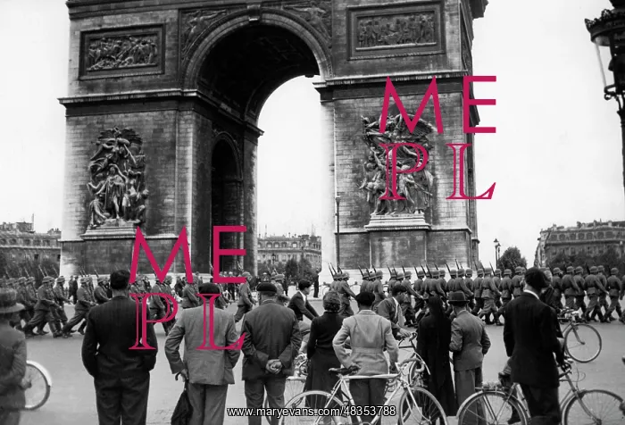 : German troops at the Arc de Triomphe, 1040 : German troops at the Arc de Triomphe, 1040