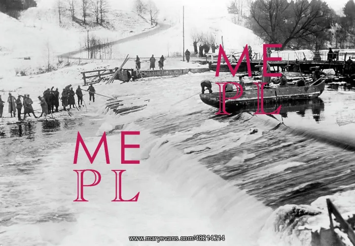  : German troops break ice on the Angerapp, 1914