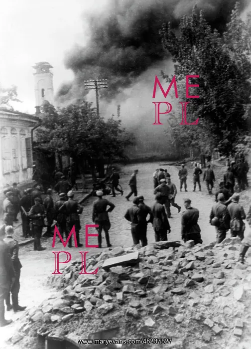: German troops in a burning city on the Dnieper, 1941 : German troops in a burning city on the Dnieper, 1941