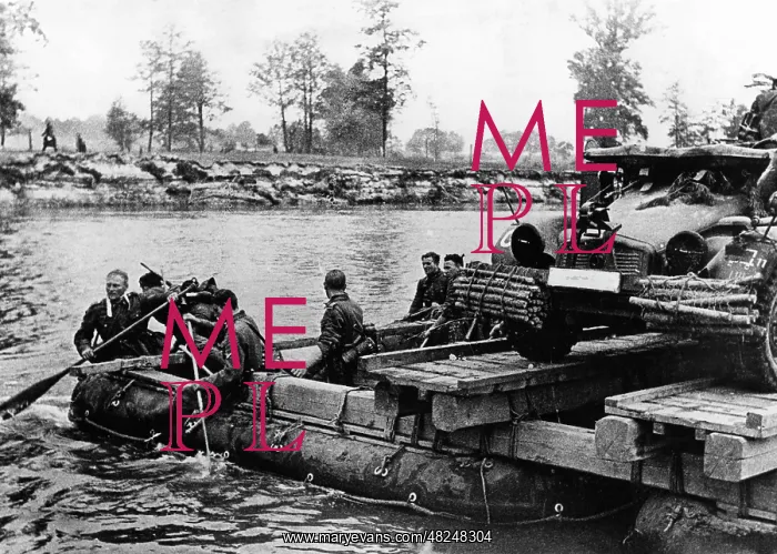 : German troops cross a border river, 1941 : German troops cross a border river, 1941