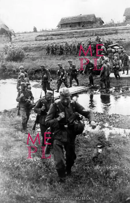 : German troops cross a stream on the Eastern Front, 1941 : German troops cross a stream on the Eastern Front, 1941
