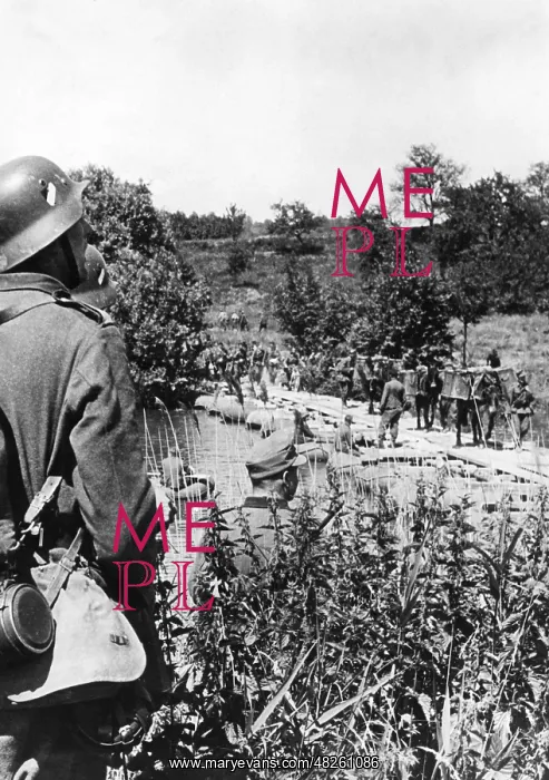 : German troops crossing the Aisne, 1940 : German troops crossing the Aisne, 1940