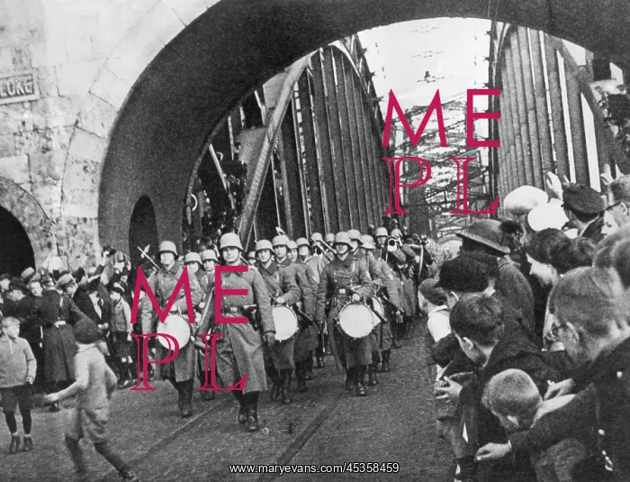 : German troops march across the Hohenzollern Bridge : German troops march across the Hohenzollern Bridge