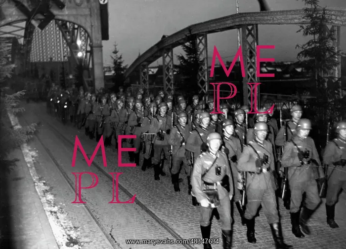 : German troops march through the Queen Luise : German troops march through the Queen Luise