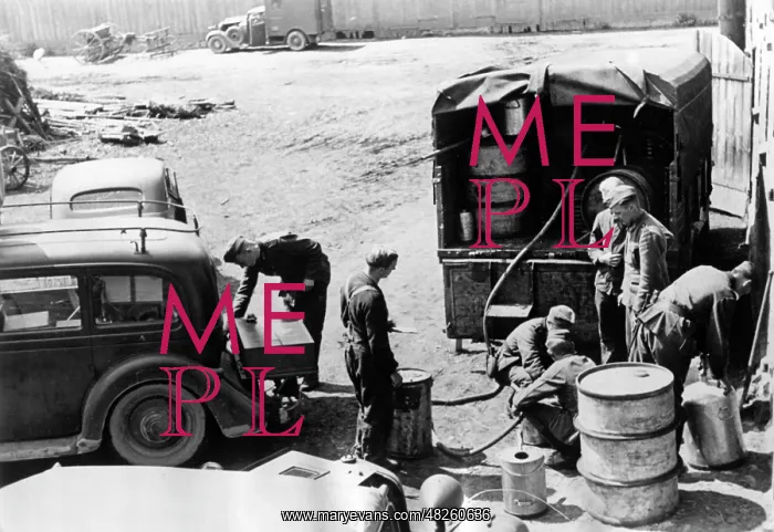 : German troops refueling their vehicles - Eastern Front : German troops refueling their vehicles - Eastern Front