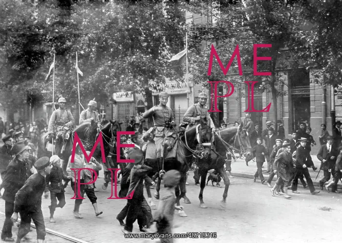 : German troops taking Warsaw, 1915 : German troops taking Warsaw, 1915