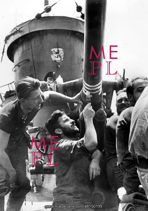 : German U-boat returns back from enemy ride : German U-boat returns back from enemy ride