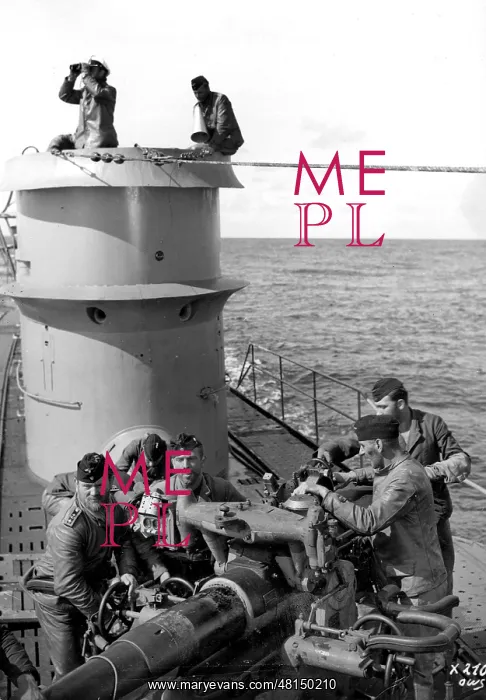 : German U-boat sights freighter in the Second World War : German U-boat sights freighter in the Second World War