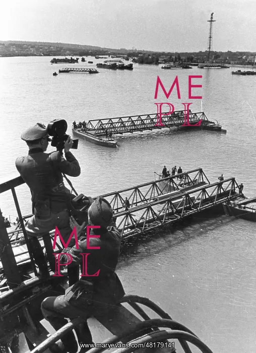 : German war correspondent at the construction of a bridge ove : German war correspondent at the construction of a bridge ove