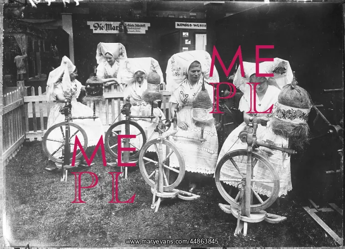 : GERMAN WOMEN SPINNING : GERMAN WOMEN SPINNING
