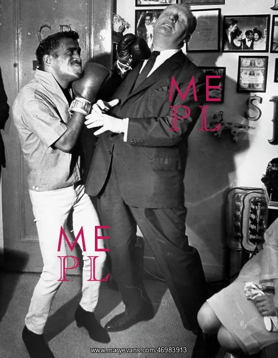 : Gert Frobe, German actor, with Sammy Davis Jnr : Gert Frobe, German actor, with Sammy Davis Jnr