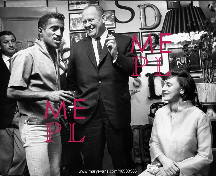 : Gert Frobe, German actor, with Sammy Davis Jnr : Gert Frobe, German actor, with Sammy Davis Jnr