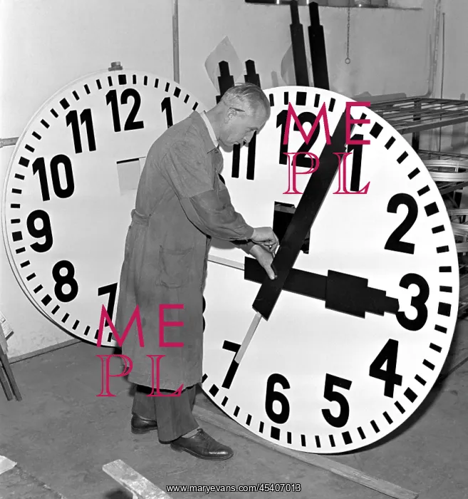 : Giant clock : Giant clock