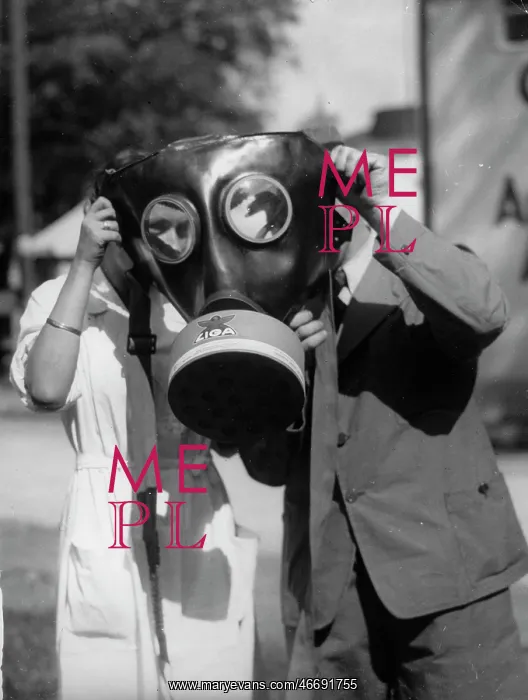 : Giant gas mask : Giant gas mask