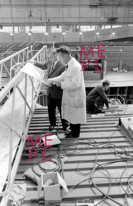 : Giant hovercraft under construction, Isle of Wight : Giant hovercraft under construction, Isle of Wight