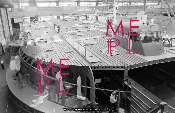 : Giant hovercraft under construction, Isle of Wight : Giant hovercraft under construction, Isle of Wight