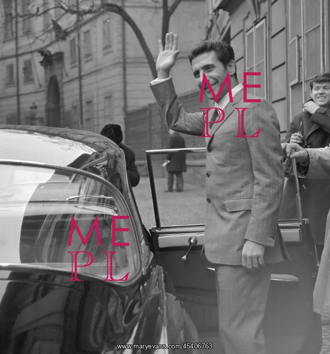 : Gilbert Becaud - singer - car : Gilbert Becaud - singer - car
