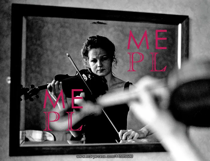 : Gina Beukes, violinist, playing in front of a mirror : Gina Beukes, violinist, playing in front of a mirror