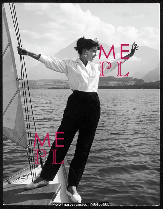 : GIRL BOATING 1950S : GIRL BOATING 1950S