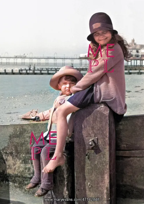  : Girl and boy at the seaside