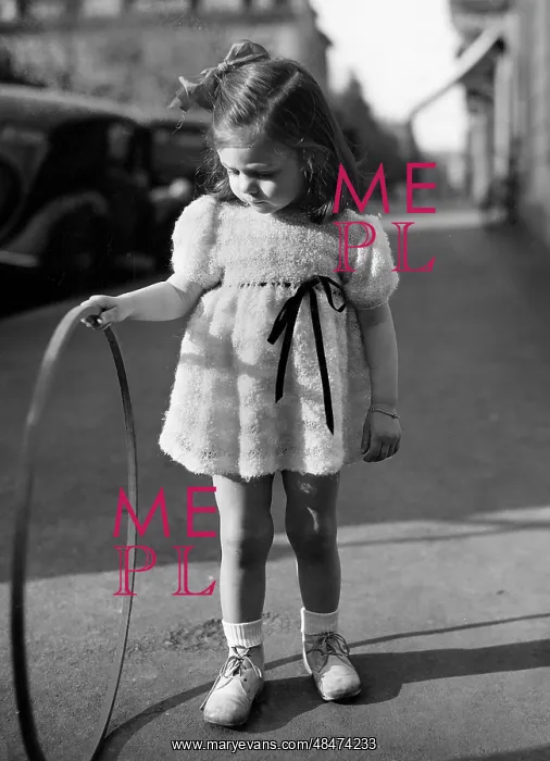 : GIRL WITH HOOP 1950S : GIRL WITH HOOP 1950S