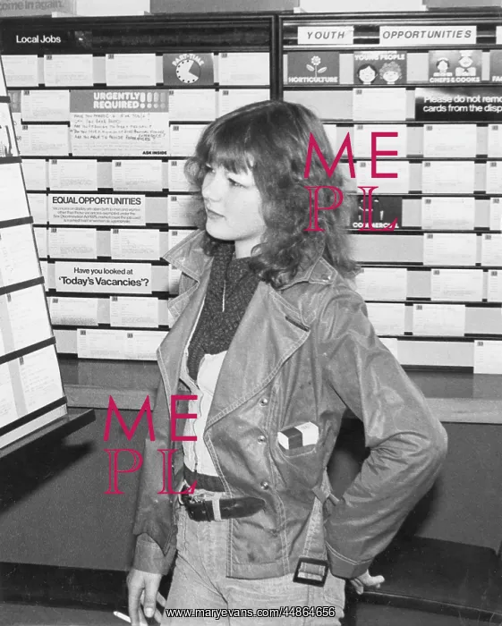 : GIRL IN THE JOB CENTRE : GIRL IN THE JOB CENTRE