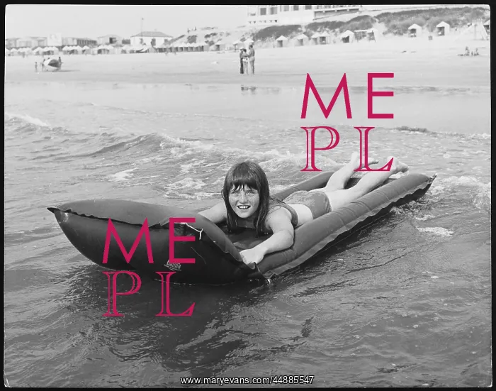 : GIRL ON A LILO : GIRL ON A LILO