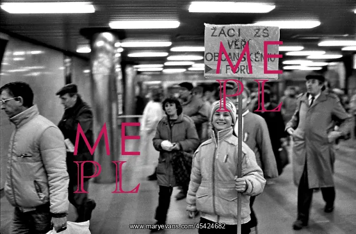 : Girl - metro - poster : Girl - metro - poster